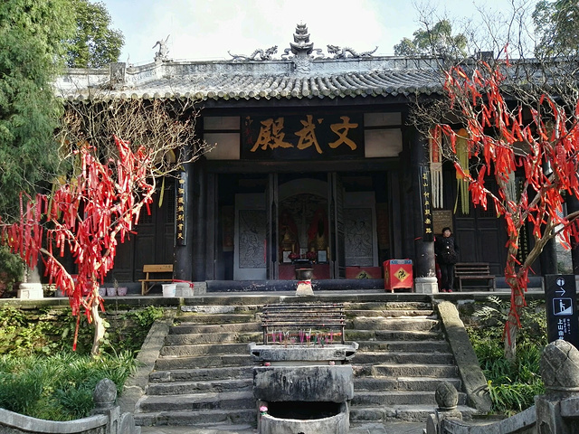 12地震中,窦圌山受损严重.窦团山上的梅花桩.