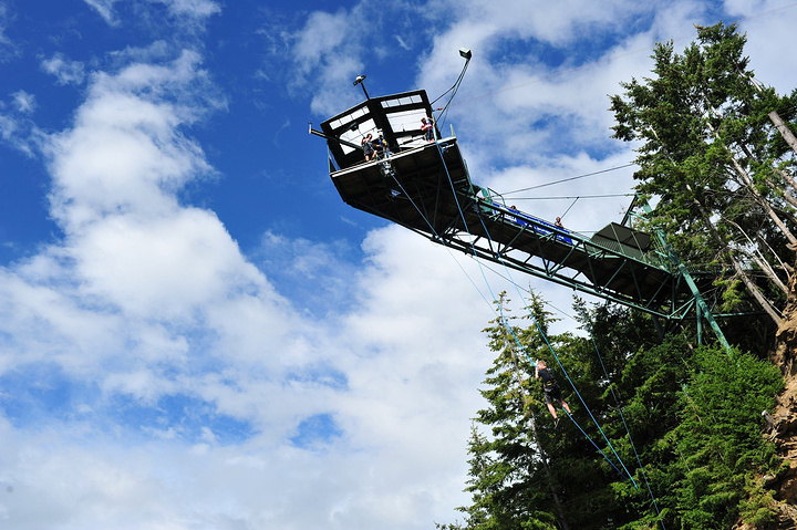 山顶各种旅游设施非常健全.