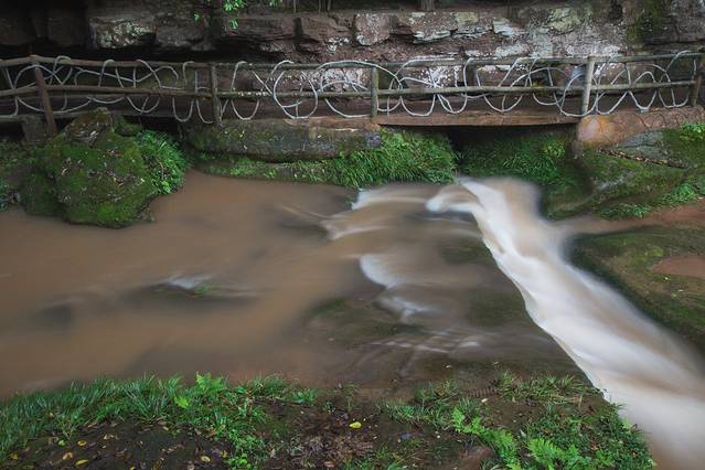 女娲池白龙潭瀑布