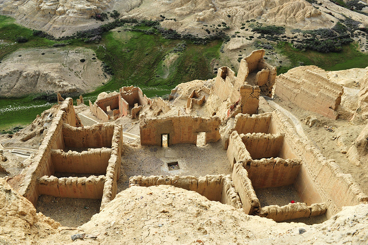 上到约半山腰回望山下美景尽收眼底6月30日前往古格王朝遗址由此门