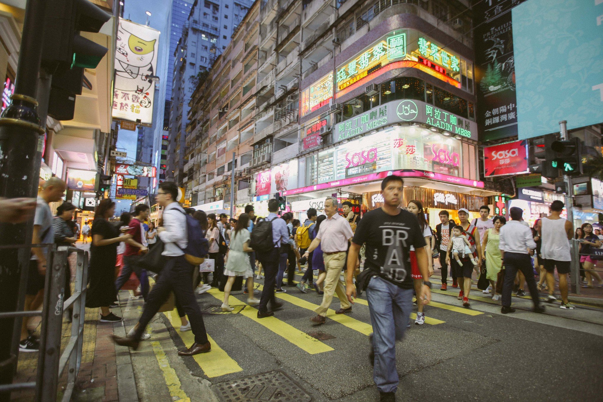 此次作为重点我站在时代广场门前的十字路口 红绿灯一旦变绿人流就像
