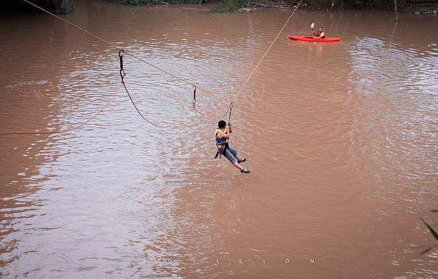 一开始以为滑索是直接过河的,当我看到直接滑到河里去的时候,就已经打