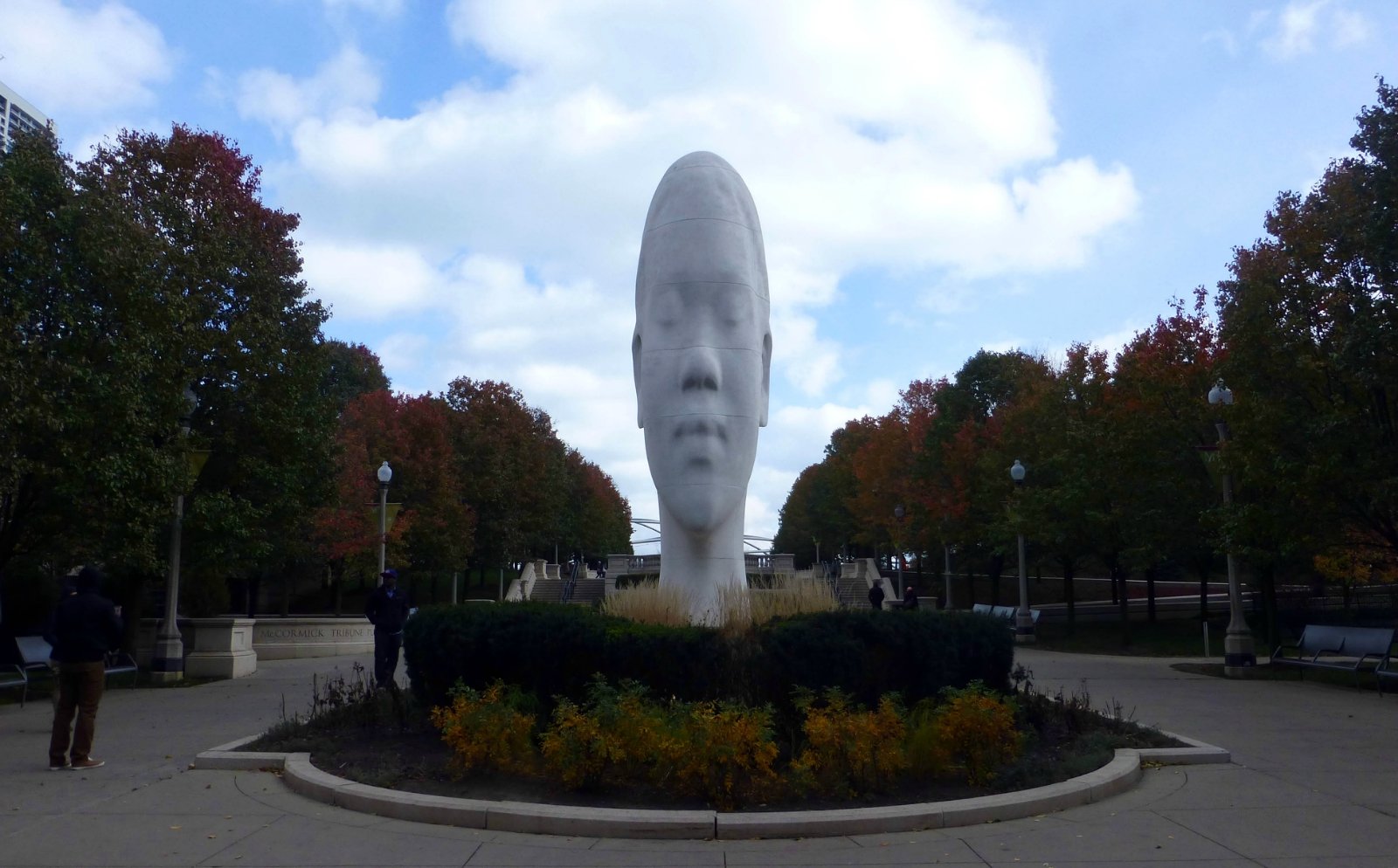 chiacago附近矗立着弗拉明戈雕塑在由钢铁和玻璃建成的有楞有角的摩天