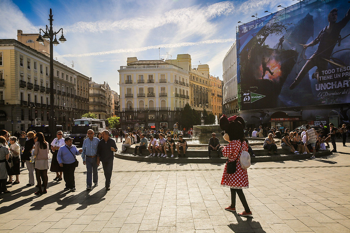 2017太阳门广场位于马德里市中心,呈半圆形,有