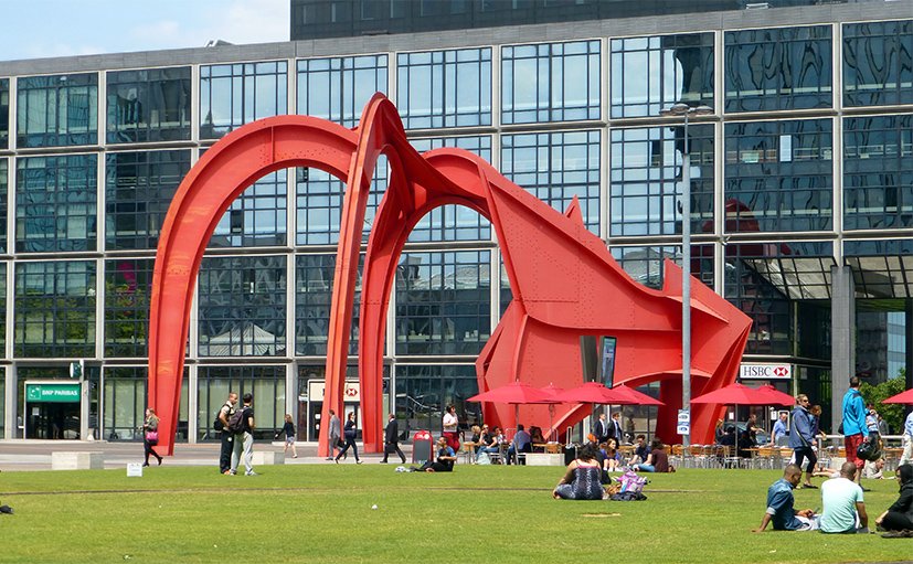 chiacago附近矗立着弗拉明戈雕塑在由钢铁和玻璃建成的有楞有角的摩天