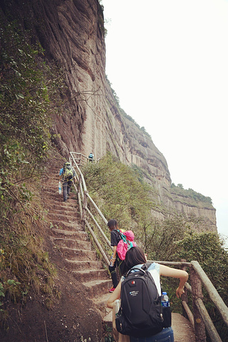 "主要是砾岩和砂岩)。受垂直或高角度解理切割，并在差异风化、重力崩塌、流水溶蚀、风力侵蚀等综合作..._巴寨"的评论图片