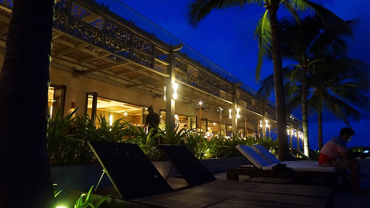 老板直接冲我们伸了大拇指说那个酒店非常棒,老板问我们怎么去是否