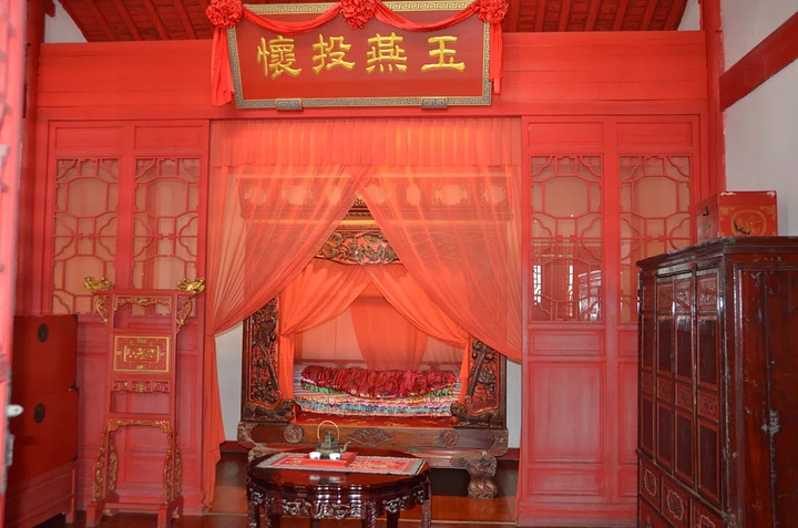 里间就是古代婚房,俗称洞房,新人在此喝交杯酒,安歇,洞房外面是客厅