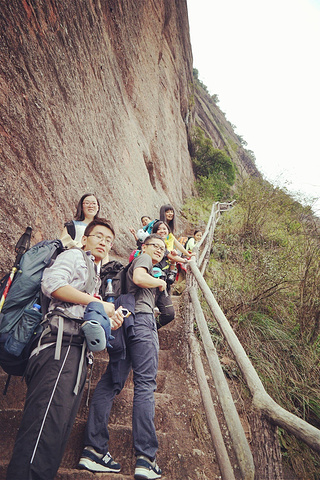 "主要是砾岩和砂岩)。受垂直或高角度解理切割，并在差异风化、重力崩塌、流水溶蚀、风力侵蚀等综合作..._巴寨"的评论图片