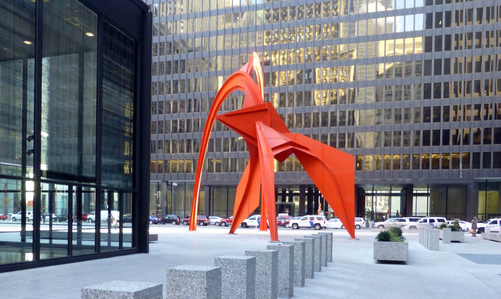 chiacago附近矗立着弗拉明戈雕塑在由钢铁和玻璃建成的有楞有角的摩天