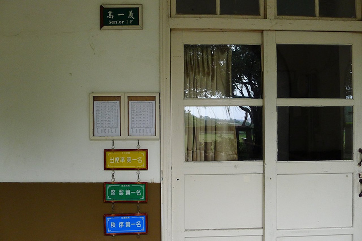 妈妈说不要再往里面走了,人少有点阴森森的,而且我们还在不远处看到了