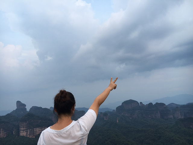 "到观日亭了，没有日落，却看到了丹霞山最美的风景，远处应该就是僧帽峰了。如果有个无人机拍摄，会更加壮丽_观日亭"的评论图片