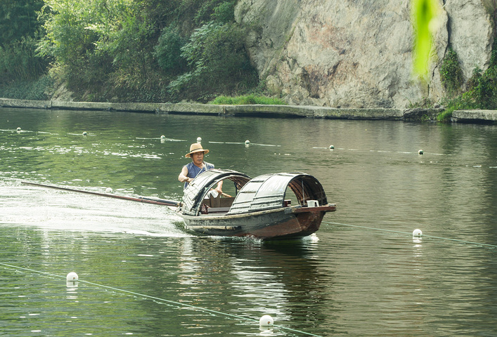 乘船水上别有洞天超级q的形象代言人很有亲和力景区形象代言人阿q再向