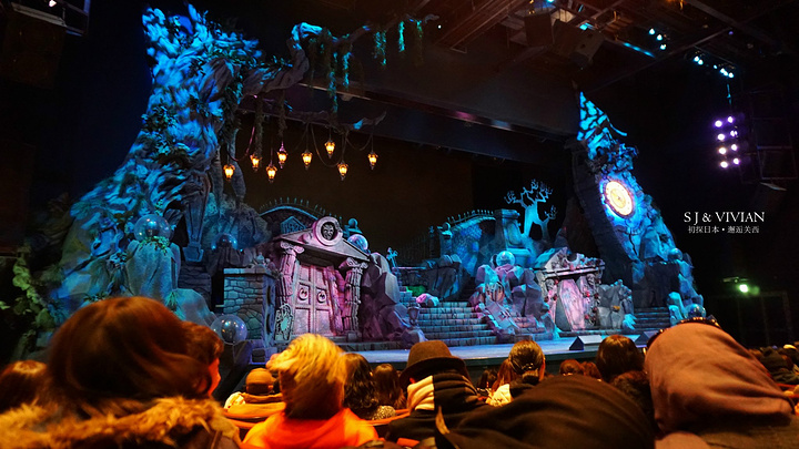 因为在室内,还是可以进入观赏,既可以休息又能随着音