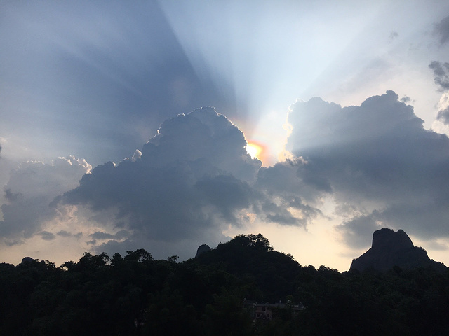 "...看到天空美丽的霞光，一直以为只有大理有这样的霞光，没想到还没看到日落，就遇到这样的霞光，太惊喜_丹霞山"的评论图片