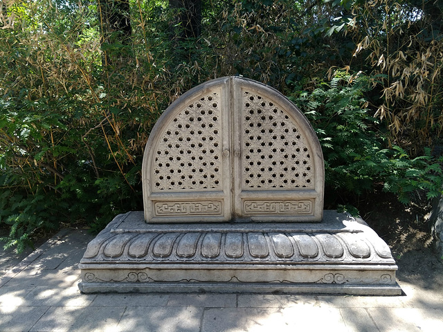 近春园遗址碑刻正面近春园遗址碑刻反面清华大学公寓楼这一片天地好像