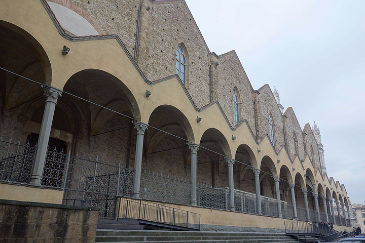 老宫的左侧是美丽的哥特式风格的琅琪敞廊敞廊由本齐迪乔内和西莫内托