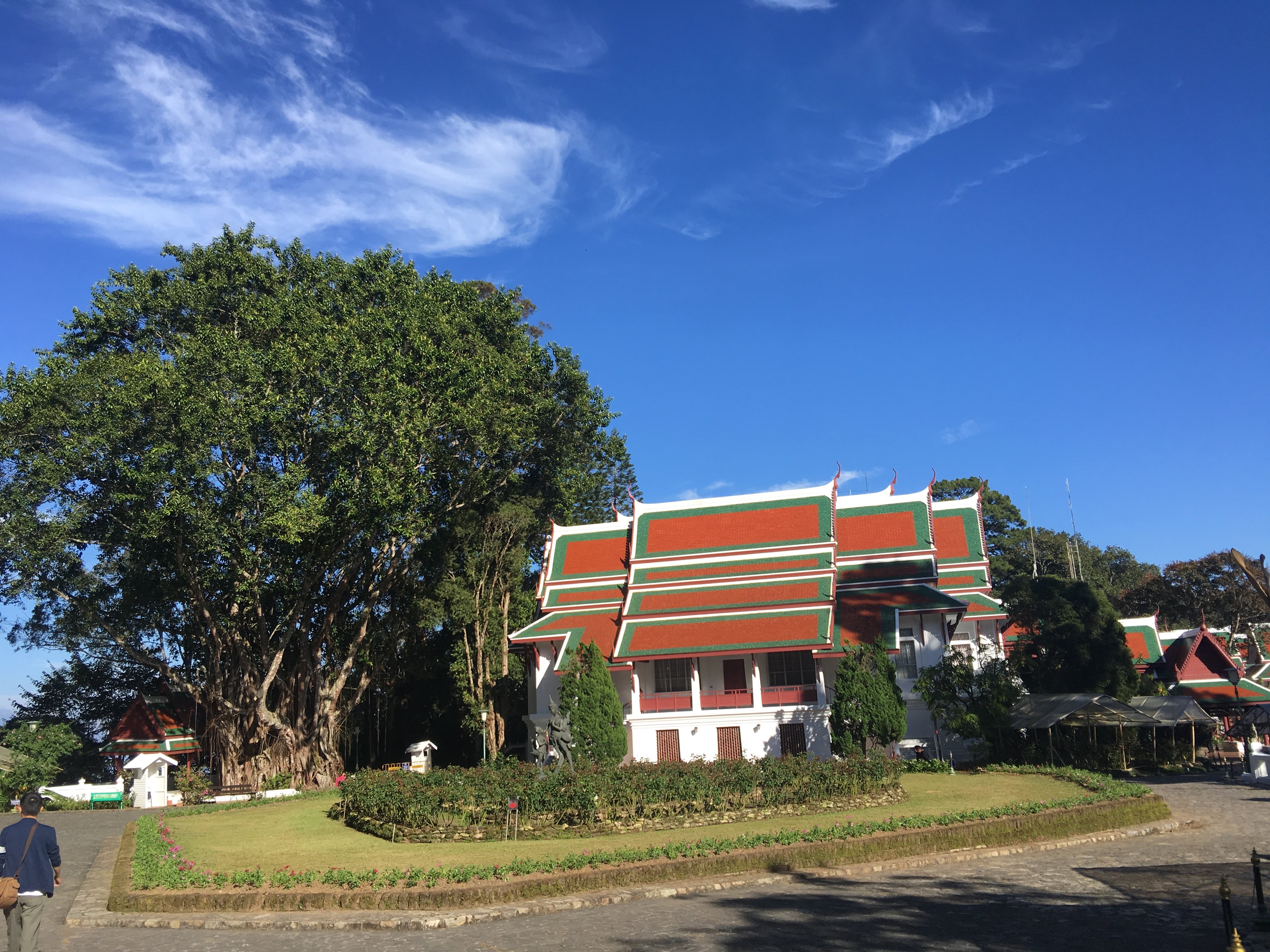 蒲屏皇宫的地理位置比较特殊,位于清迈府素贴山上,风景秀丽,温度比山