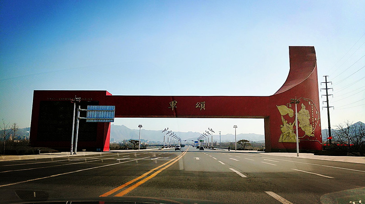 登上涉县赤岸村的将军岭,迎面矗立着12.