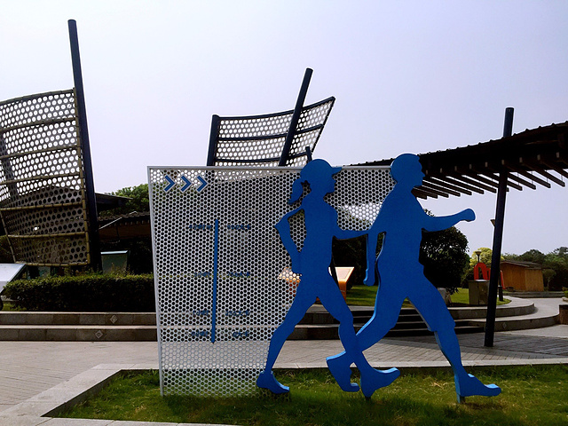 步行来到蠡湖公园景区完全免费可以泛舟湖上当日有沙雕节之类的活动第