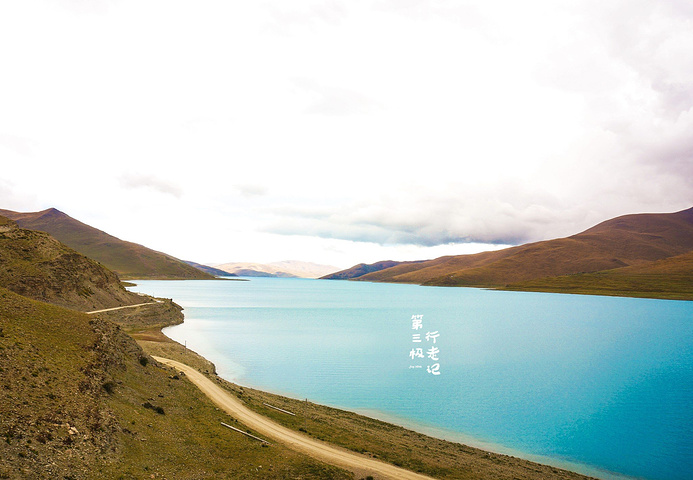 2024到达羊卓雍错需要过海拔5030米的岗巴拉山口,观赏羊湖有两种方式,第一就是观景台,从上往下看全..._羊卓雍措-评论-去哪儿攻略
