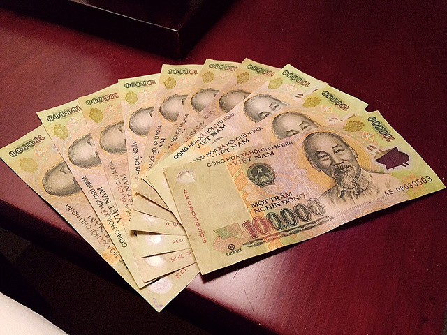 到大海。跟导游换了钱,50换了100万越南盾,百