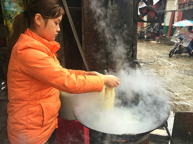 "梅山龙宫景区的负责人很暖心的带我们到向东老街品尝当地的特色。不到一分钟的时间,粉面就可以捞出锅了_向东街粉面馆"的评论图片