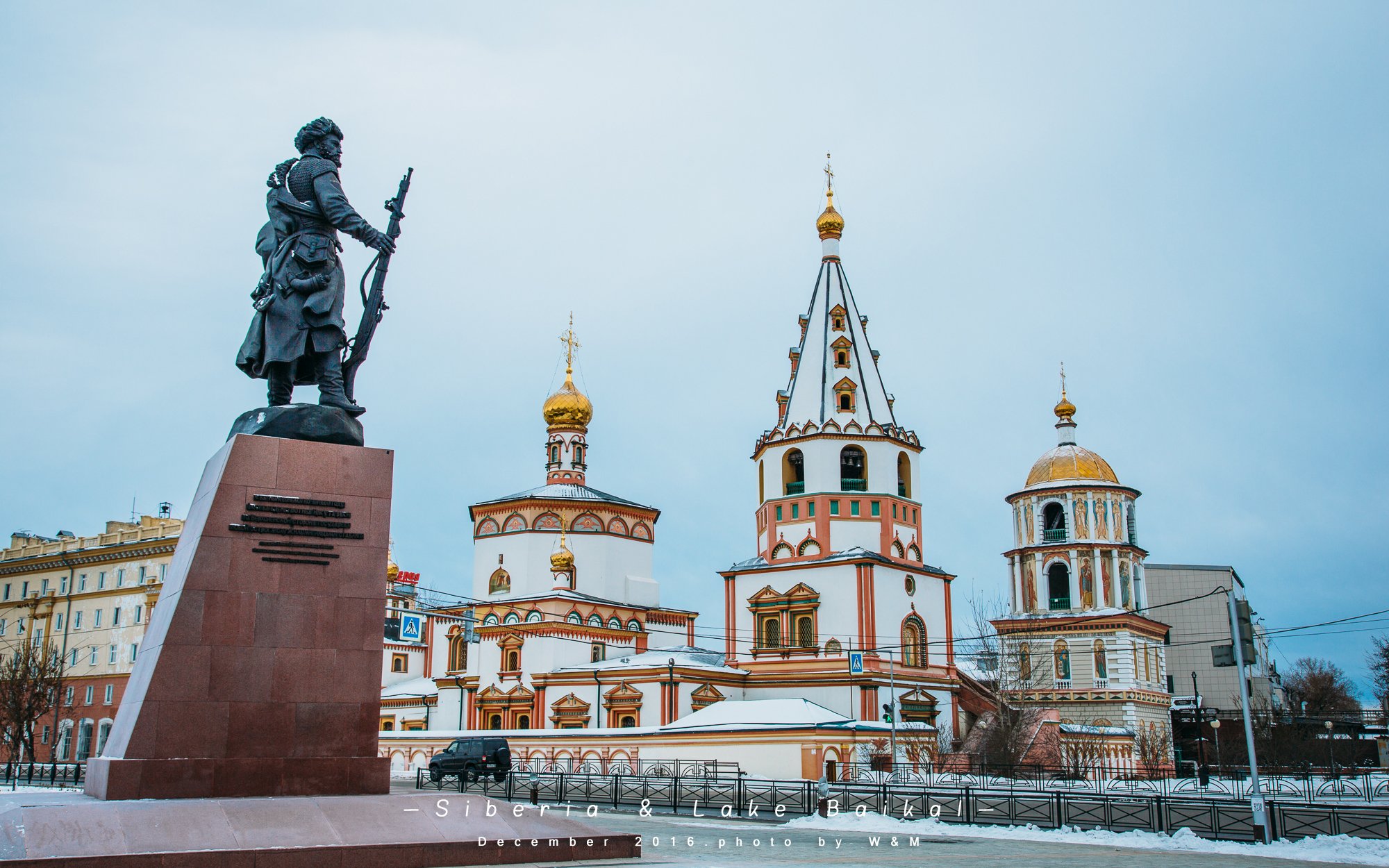 基洛夫广场市政大厅的北边有一座无名烈士长明火市区不