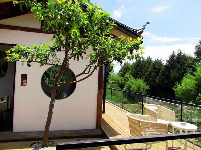 山景醉人,微风徐徐,青山绿水,鸟语花香^_^酒店赏景露台,但大太阳晒得