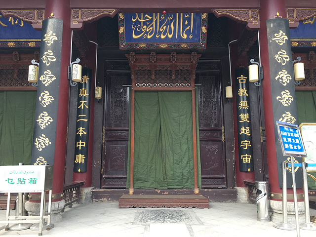 这个对联实在霸气.吃了一口发现很好吃!