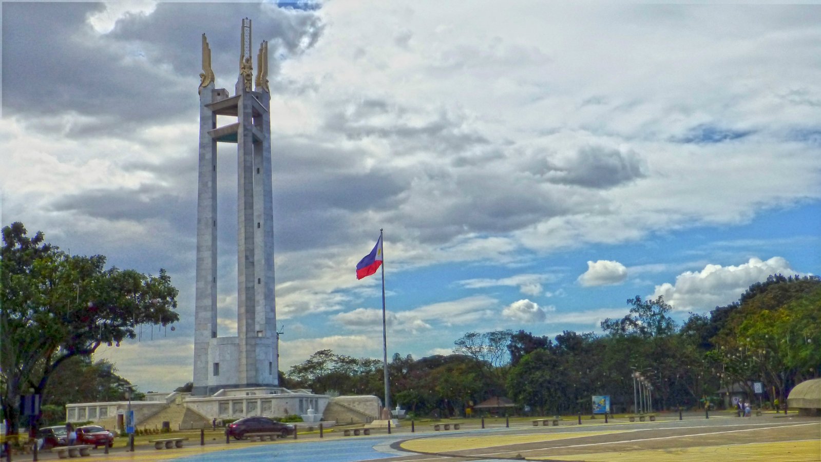 事后才知道马尼拉大学在奎松市跑老远却错过了参观这座大学有的举家在