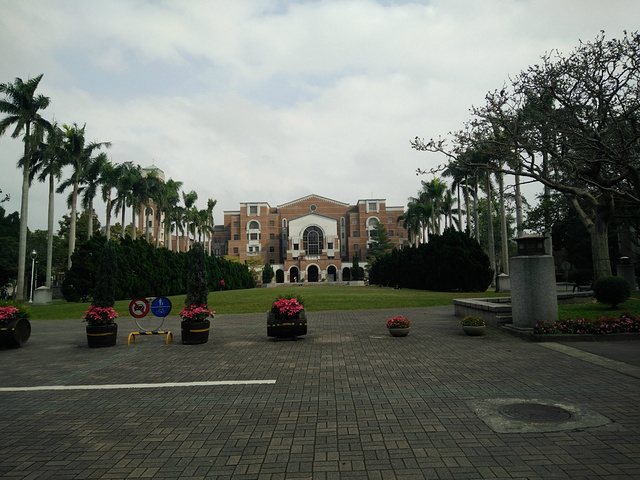 21台湾最有名的三个学府是 台清交 台大前身是北大 校园面积是全台最大 校园占地面积竟有全岛面积 台湾大学 评论 去哪儿攻略