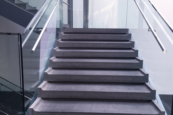 当然,那根据力学结构设计的悬空的楼梯和楼梯边缘的不拘一格.