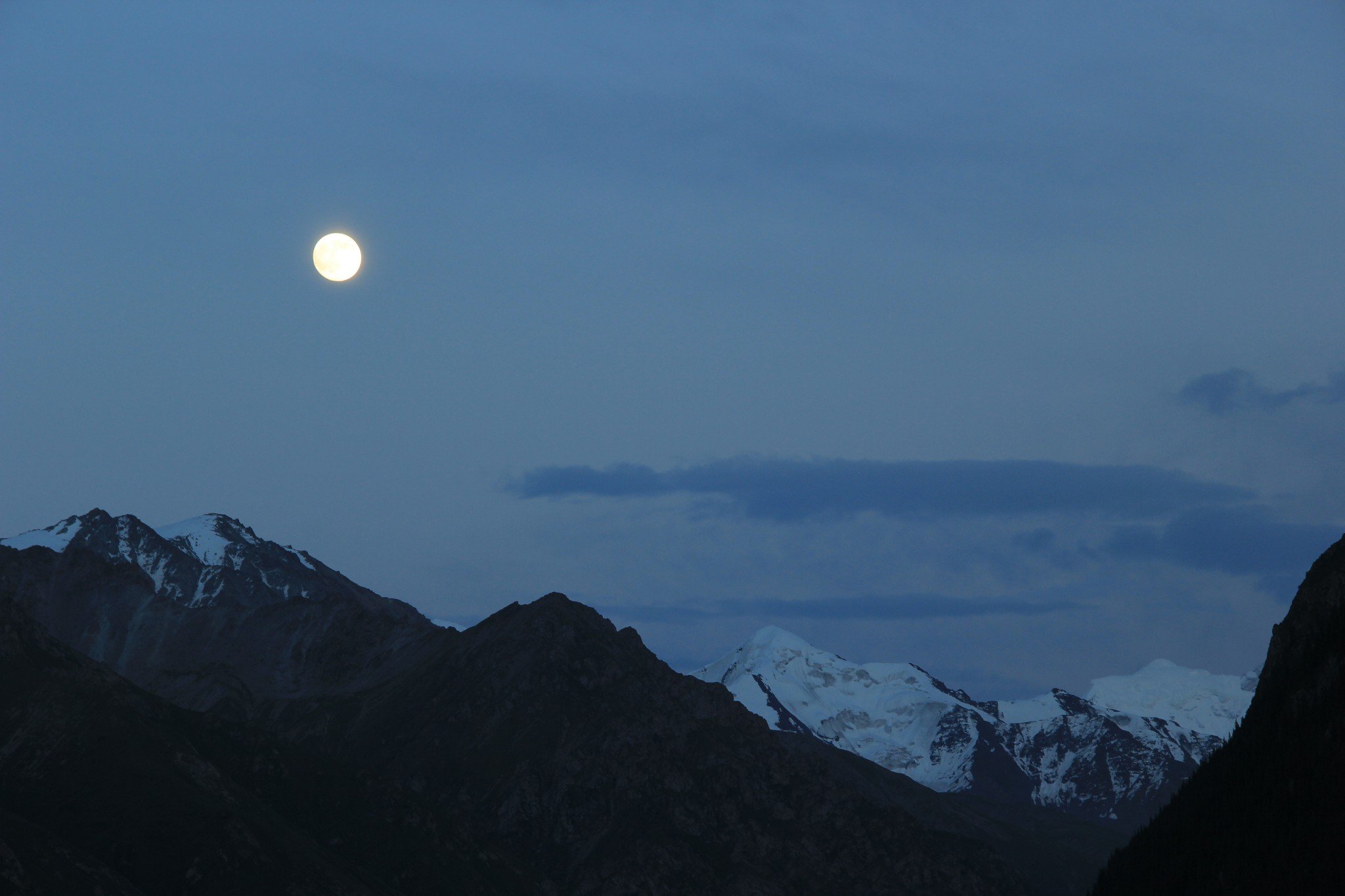 月亮升起,好圆呀太阳要落山了,一辆车驶过,尘埃四起夏塔河,水好黄呀