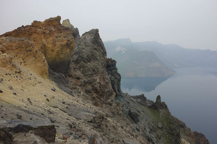 2017长白山天池是中国最深的湖泊,又是海拔最
