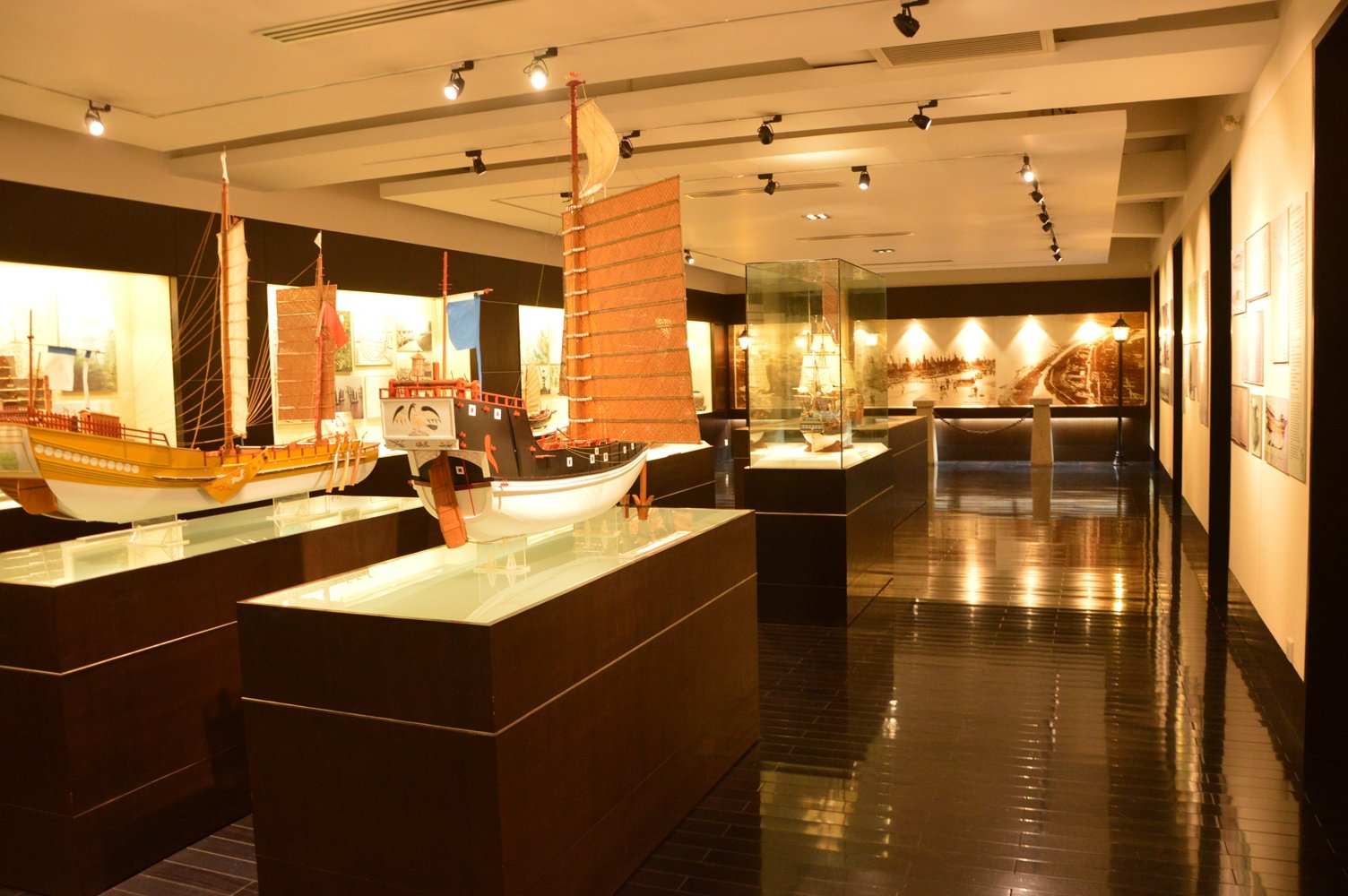 的布置,过去航海人家的物件,很多都是电视里似曾相识的感觉 一楼展厅