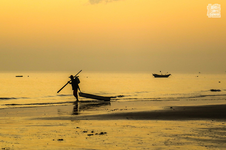 这边的人很少海滩悬崖风景不错第一次在海边拍日落效果还不错终于赶上