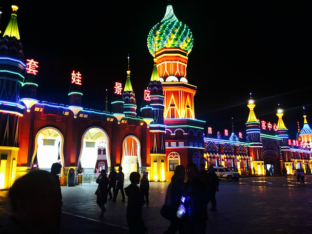 上午看完国门就顺道去套娃广场了,其实跟Disn