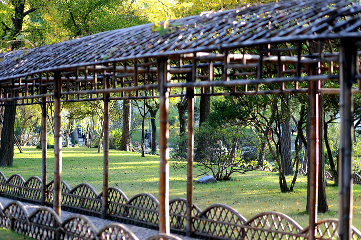 2017你会发现白白的墙壁上满是古声古色的名家诗词歌赋等等,或是人物简介,或是园林游记,有兴趣的可以驻足品味_拙政园评论 - 去哪儿攻略社区