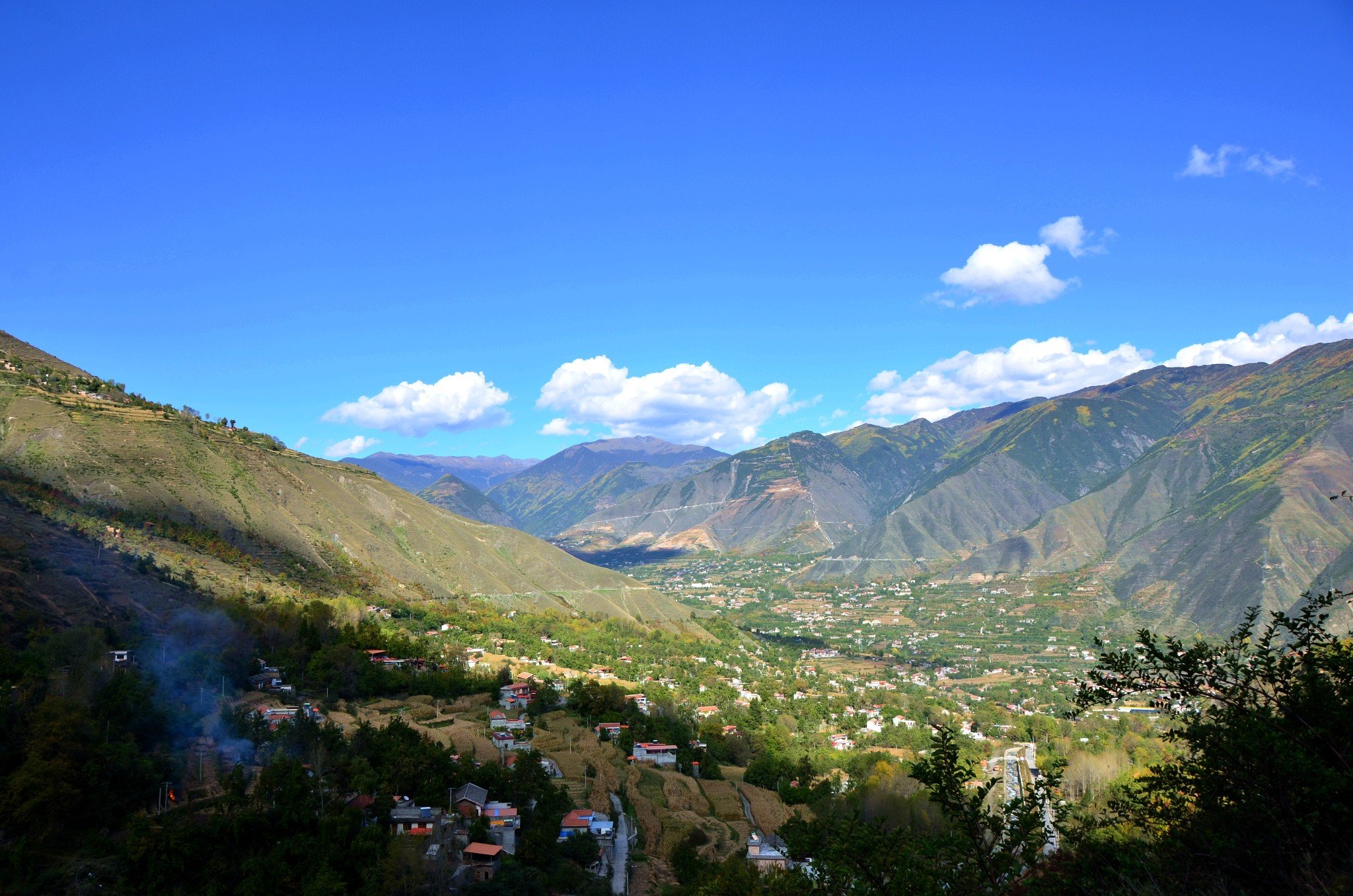 金川河谷绵延数十公里的万亩梨叶红遍整个河谷两岸一湾碧水倒映着满山