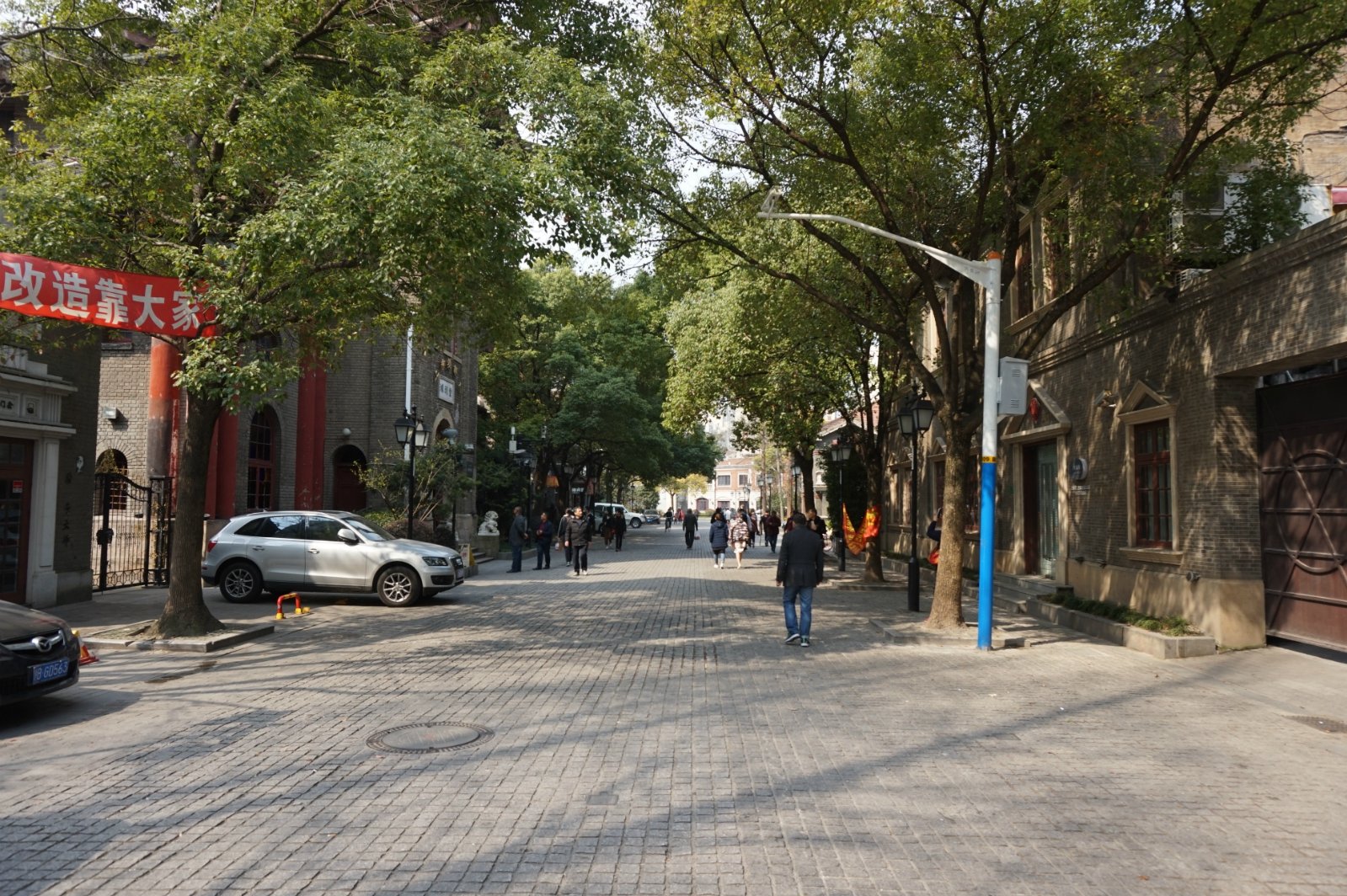 多伦路文化名人街为在上海市中心区域一条比较有特色的街道,和上海的