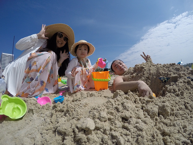 一家三口玩的很开心 午饭我们买了必胜客和水果,在海滩边边玩边吃,美