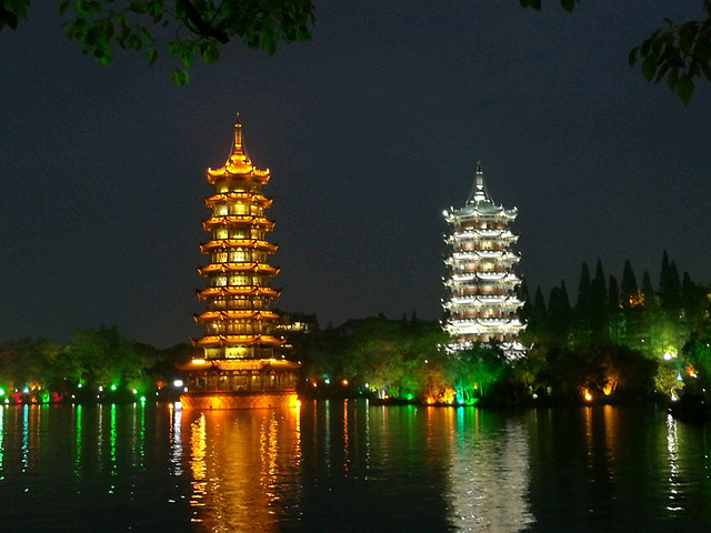 21两江四湖包括了桂林市中心区的漓江 桃花江以及杉湖 榕湖 桂湖 木龙湖 是桂林城市中心最优美的风景带 两江四湖 评论 去哪儿攻略