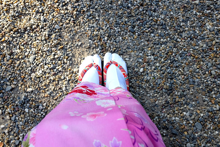 沿着石塀小路很快就能走到八坂神社啦走累了找个地方歇歇脚这个木屐真