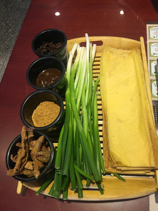 山东特色美食---煎饼卷大葱图片