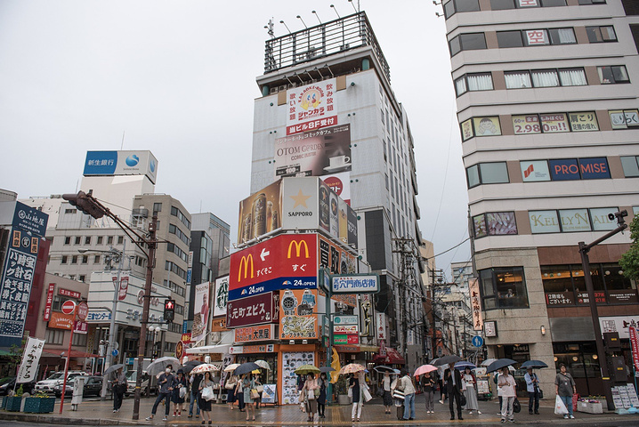 从jr·阪神元町站往南步行约5分.从阪急三宫站往南西步行约10分.
