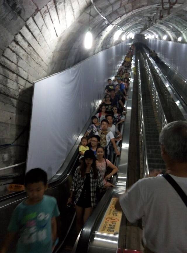 天门山穿山自动扶梯