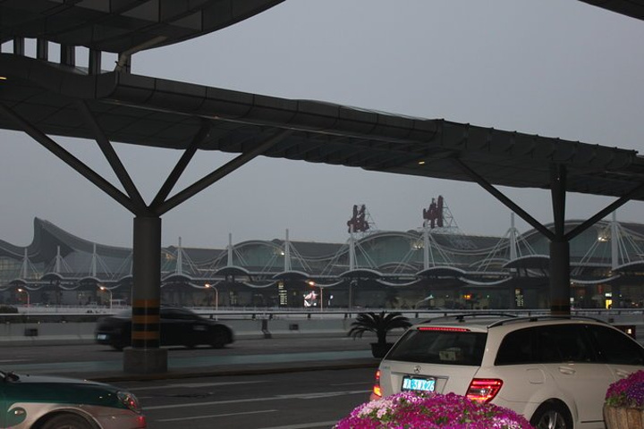 出站马上询问工作人员去萧山机场的机场大巴立马拉着行李箱飞奔过去