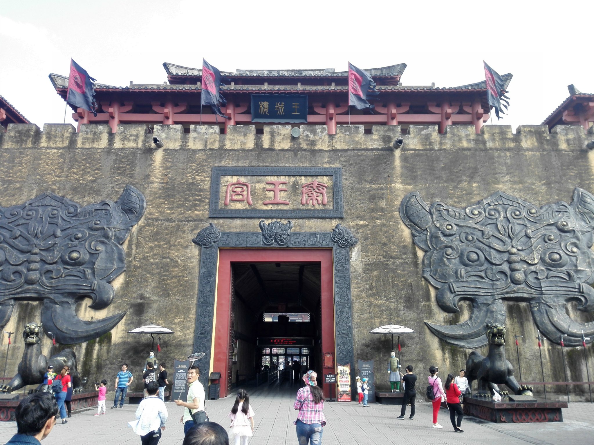 雄壮巍峨的秦王宫,彰显着一扫六合的气势,每一个前往横店的人都值得到