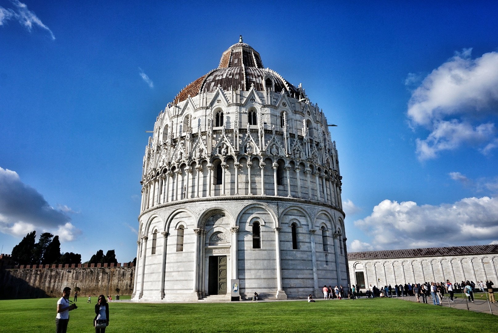 和四座雕刻精致的大门,始建于1153年,和大教堂与比萨斜塔遥相辉映